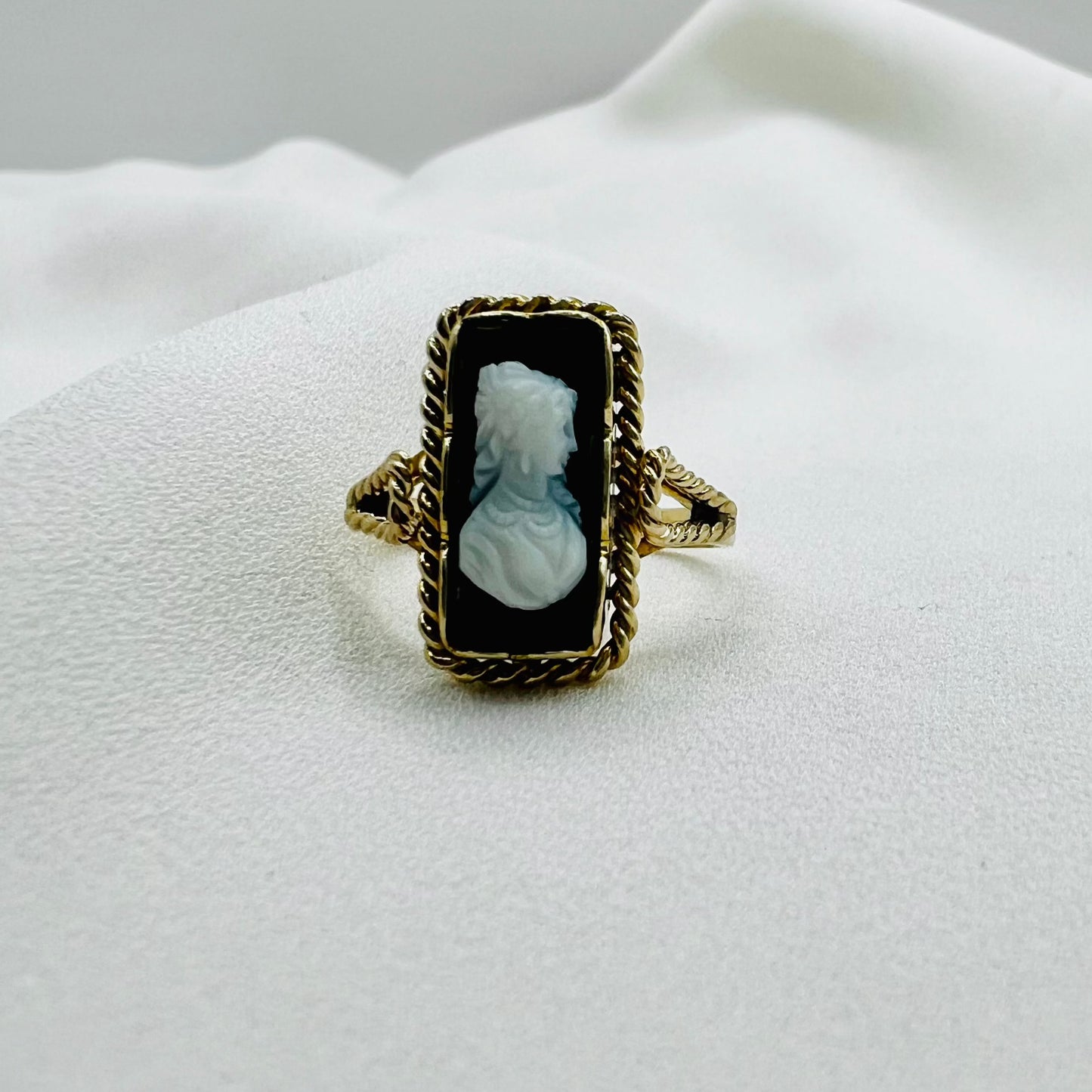 Second love black cameo ring